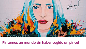 Retrato pintado en la pared de Marta Rosell. Autora aparece sentada en el banco de la parte derecha, mirando hacia el dibujo.
