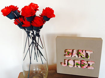 Rosas ecológicas hechas a partir de materiales para reciclar: hueveras, cápsulas de café...