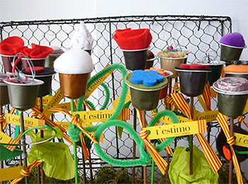 Rosas ecológicas hechas a partir de materiales para reciclar: hueveras, cápsulas de café...