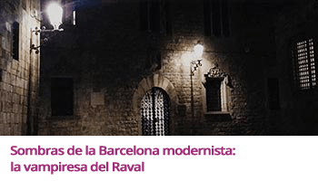 Fachada de piedra de una casa en la zona del Raval. Es de noche, dos farolas iluminan parte de la misma.