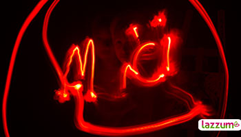 Taller de fotografía, sala oscura. Juego de luces formando palabras y formas
