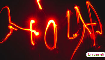 Taller de fotografía, sala oscura. Juego de luces formando la palabra 'hola'
